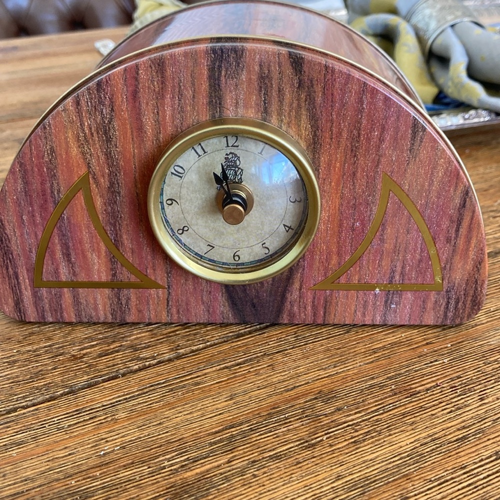 Retro Tin w Clock